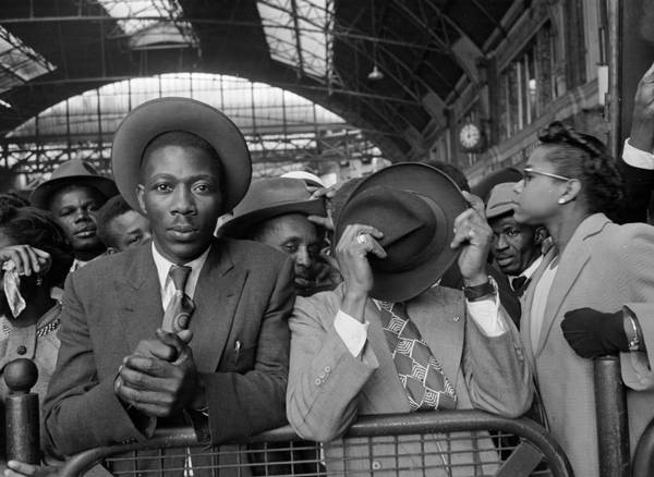Mensen uit West-Indië komen aan op Victoria Station, Londen, 1956. Foto door Haywood Magee.