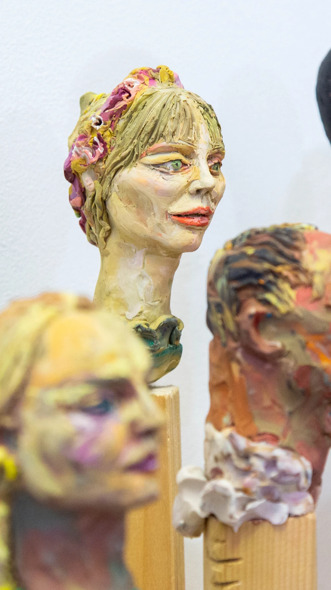 Geboetseerde portretten van Rotterdammers bestaande uit klei: het kunstwerk van Efrat Zehavi.