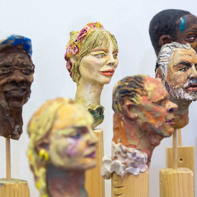 Geboetseerde portretten van Rotterdammers bestaande uit klei: het kunstwerk van Efrat Zehavi.