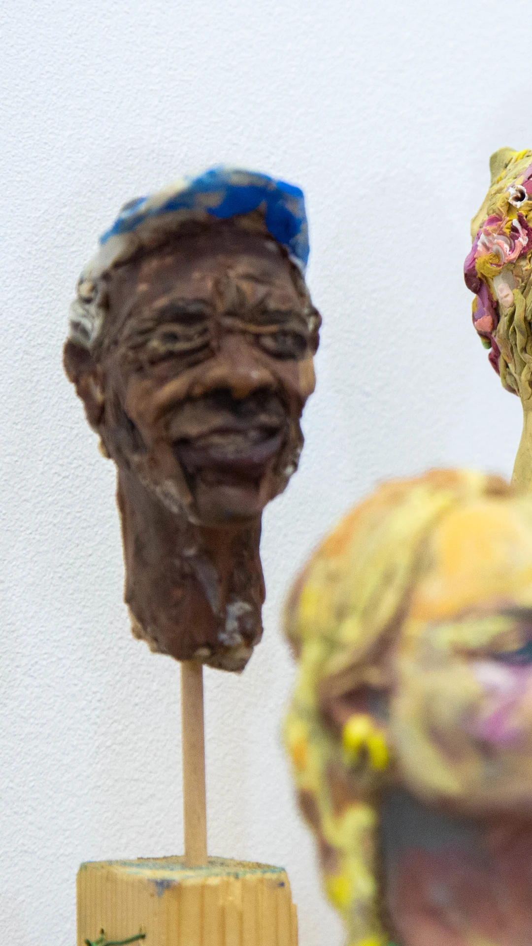 Geboetseerde portretten van Rotterdammers bestaande uit klei: het kunstwerk van Efrat Zehavi.