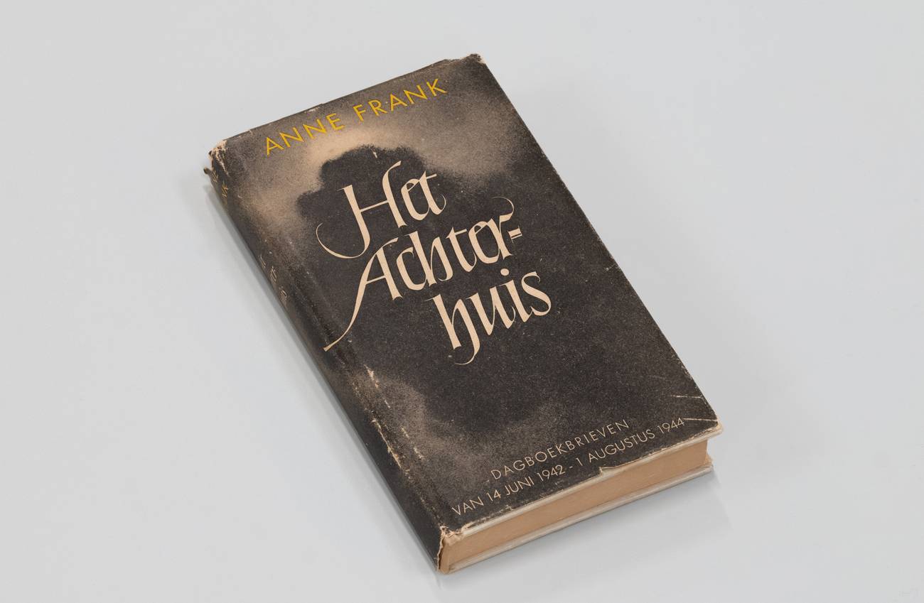 A hardcover book titled "Het Achterhuis" by Anne Frank, featuring a dark cover with gold lettering.