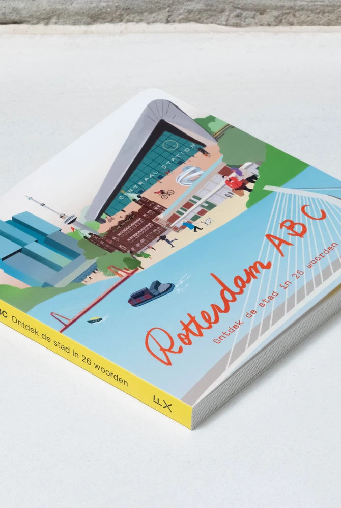 een boek ligt op een neutrale ondergrond, op de cover een illustratie van Rotterdam