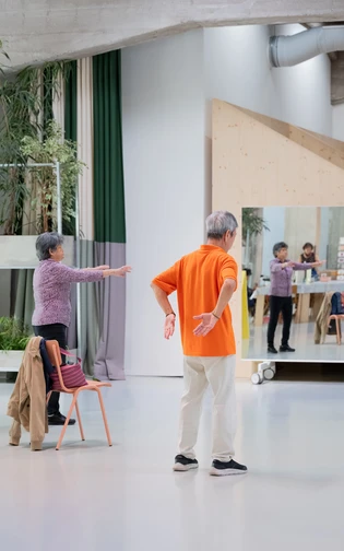 Twee mensen beoefenen tai chi op Plein