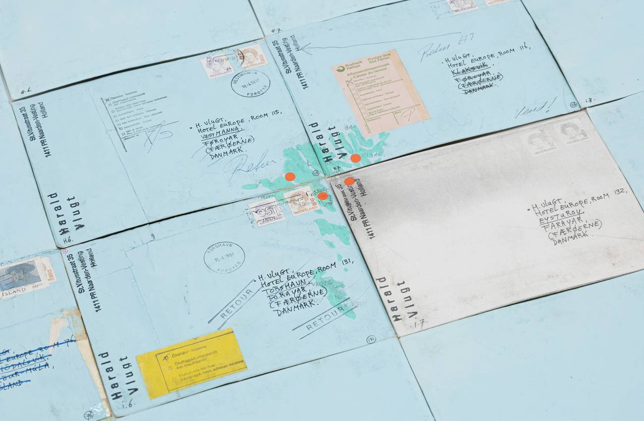 enveloppen met blauw en groene kleuren liggen naast elkaar en vormen samen een stukje wereldkaart