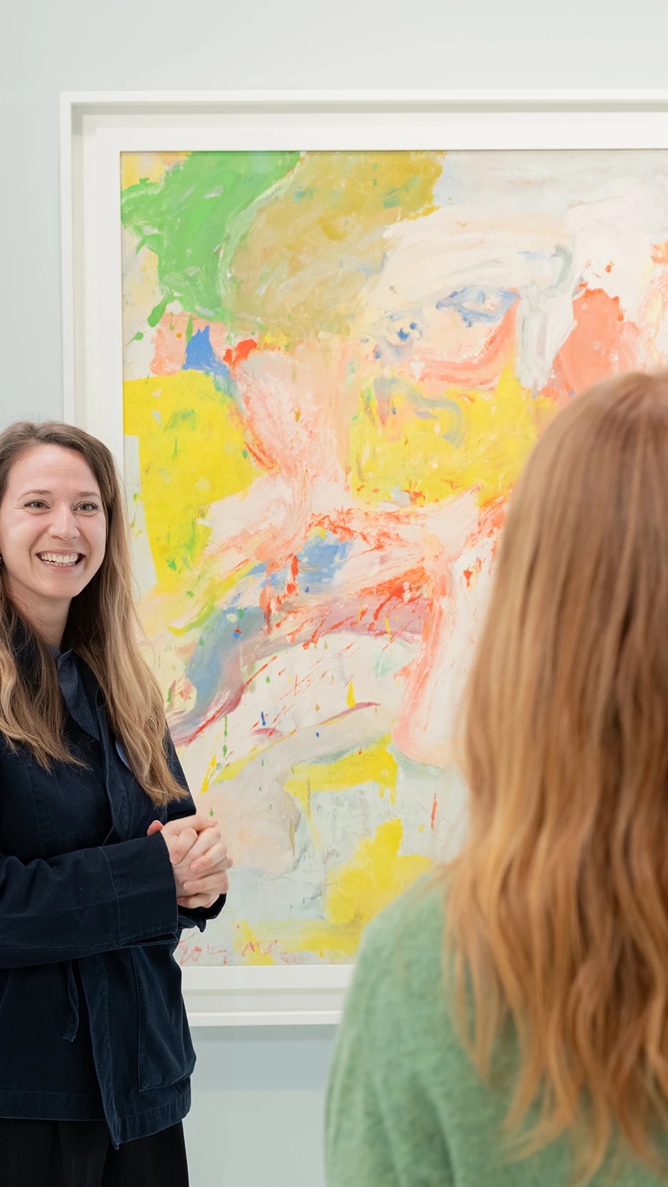 rondleider verteld over een werk van willem de kooning aan een groepje mensen