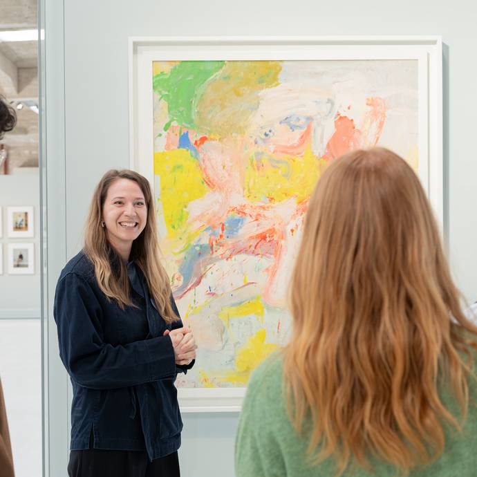 rondleider verteld over een werk van willem de kooning aan een groepje mensen