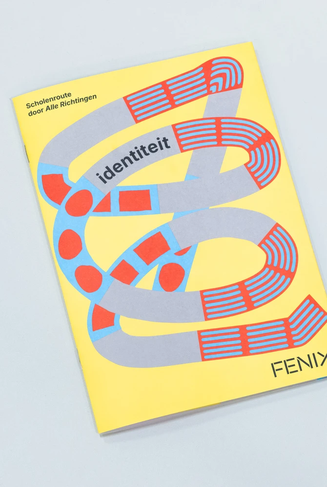 een geel schrijftje ligt dichtgeslagen op een neutrale ondergrond