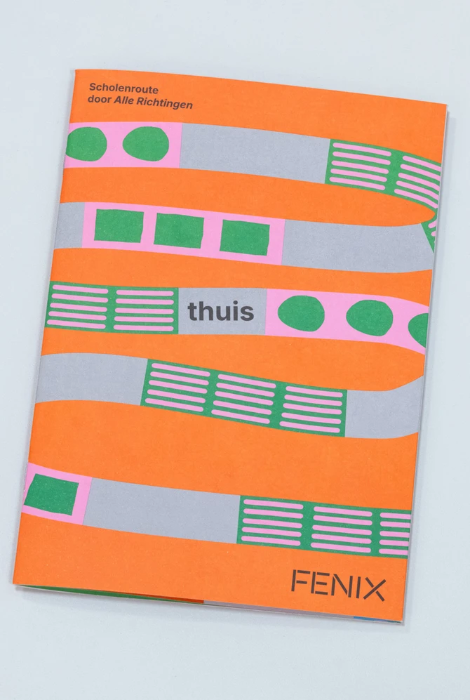 een oranje schrijftje ligt dichtgeslagen op een neutrale ondergrond