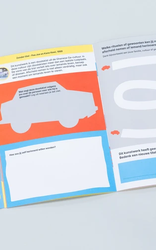 een opengeslagen boekje met kleurrijke vormgeving en illustraties ligt op een neutrale ondergrond