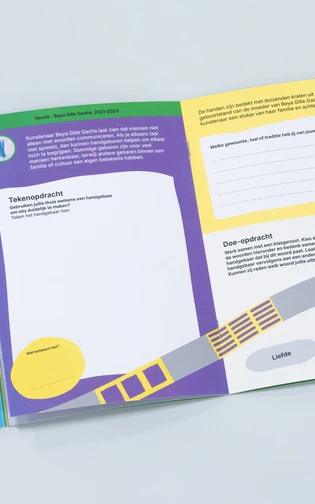 een opengeslagen boekje met kleurrijke vormgeving en illustraties ligt op een neutrale ondergrond