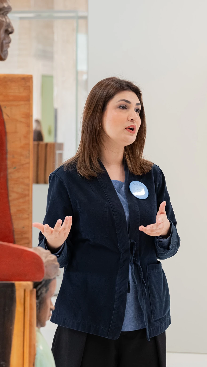 rondleider praat over het werk History Repeats itself van Susan Clinard