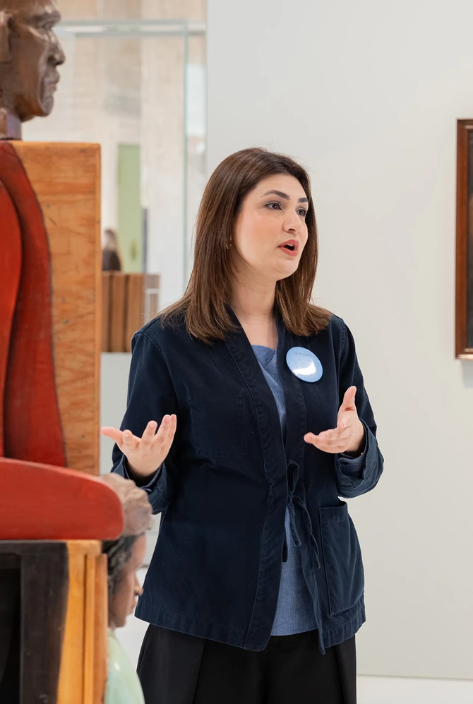 rondleider praat over het werk History Repeats itself van Susan Clinard