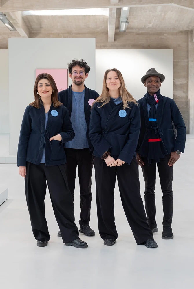 vier rondleiders van fenix in het museum