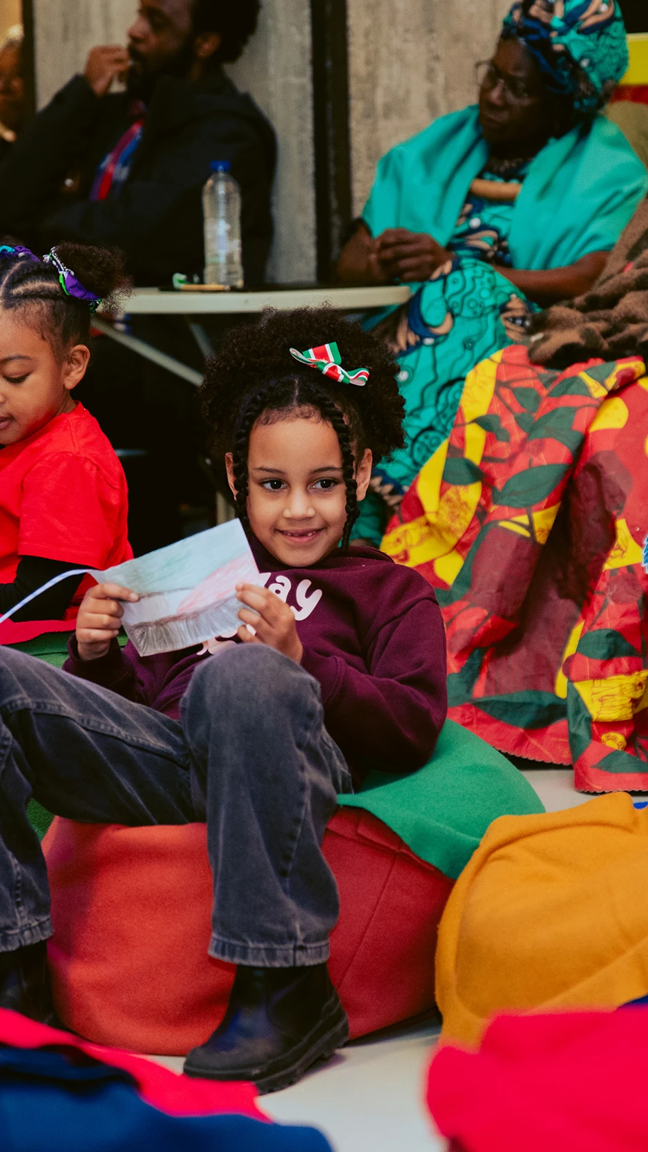 kinderen zitten op gekleurde zitzakken in het plein theater