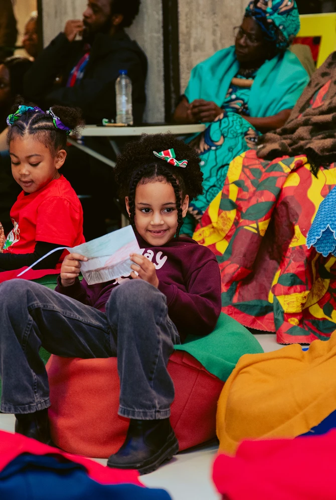 kinderen zitten op gekleurde zitzakken in het plein theater