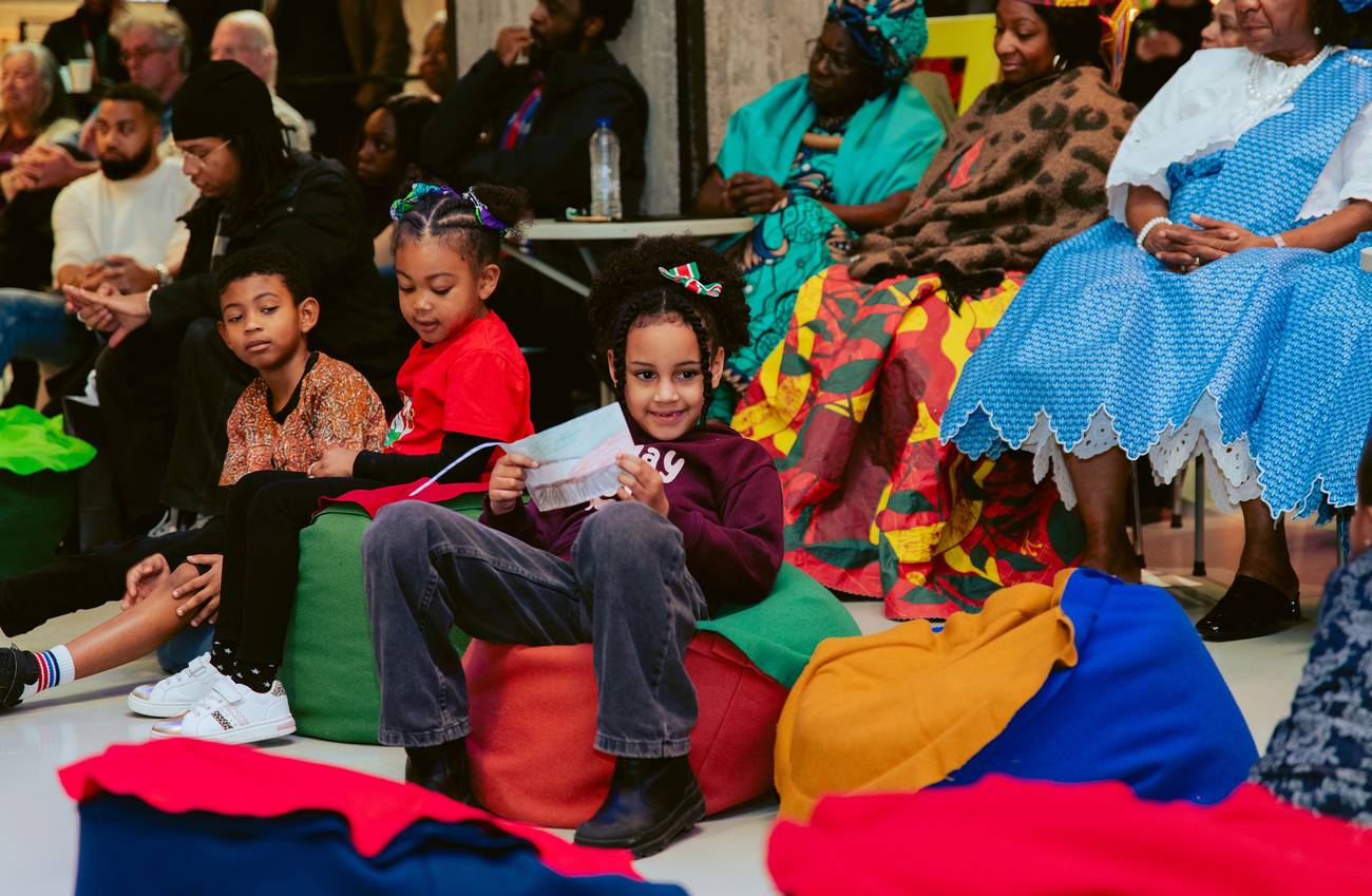 kinderen zitten op gekleurde zitzakken in het plein theater