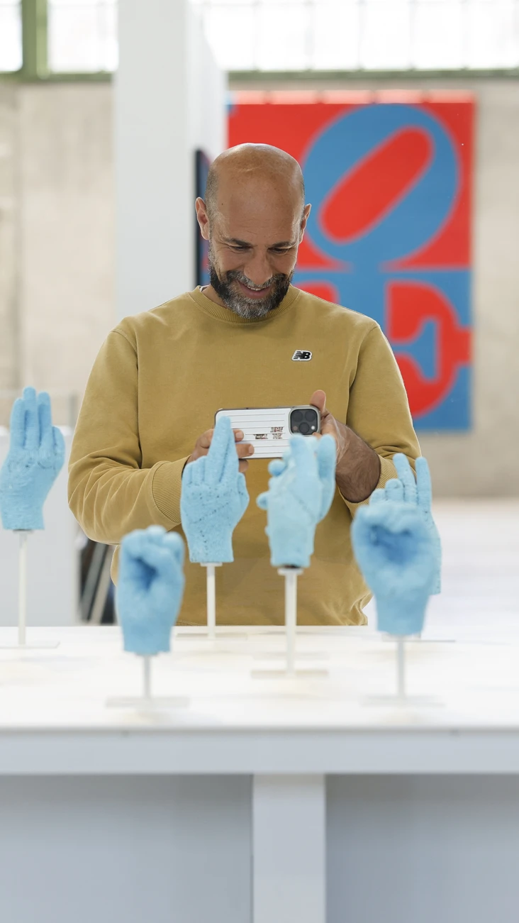 Man maakt foto van kunstwerk in Fenix