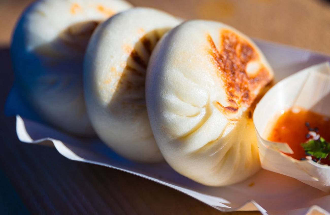 drie broodjes liggen in een bakje