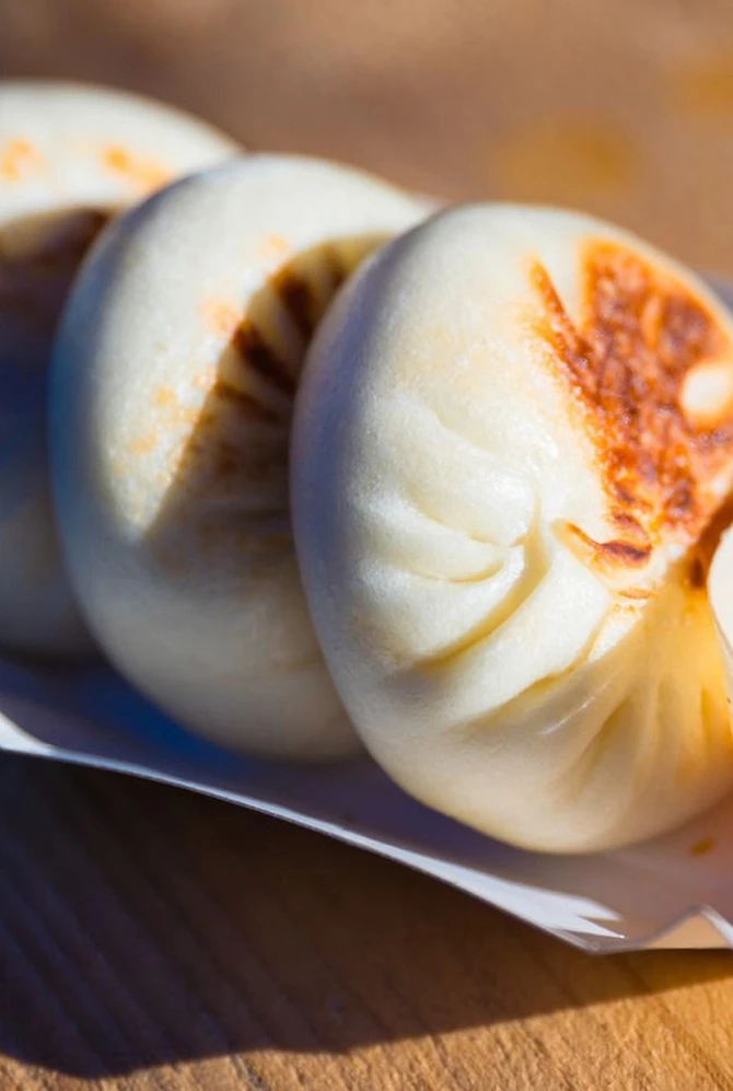drie broodjes liggen in een bakje