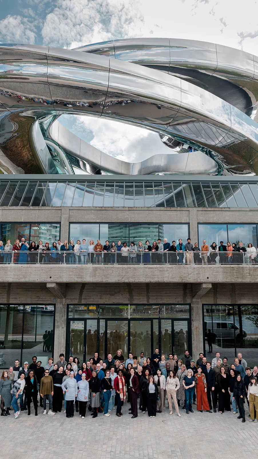 alle fenix medewerkers staan voor het gebouw en zijn vanaf hoog gefotografeerd