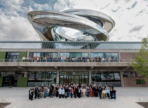 alle fenix medewerkers staan voor het gebouw en zijn vanaf hoog gefotografeerd