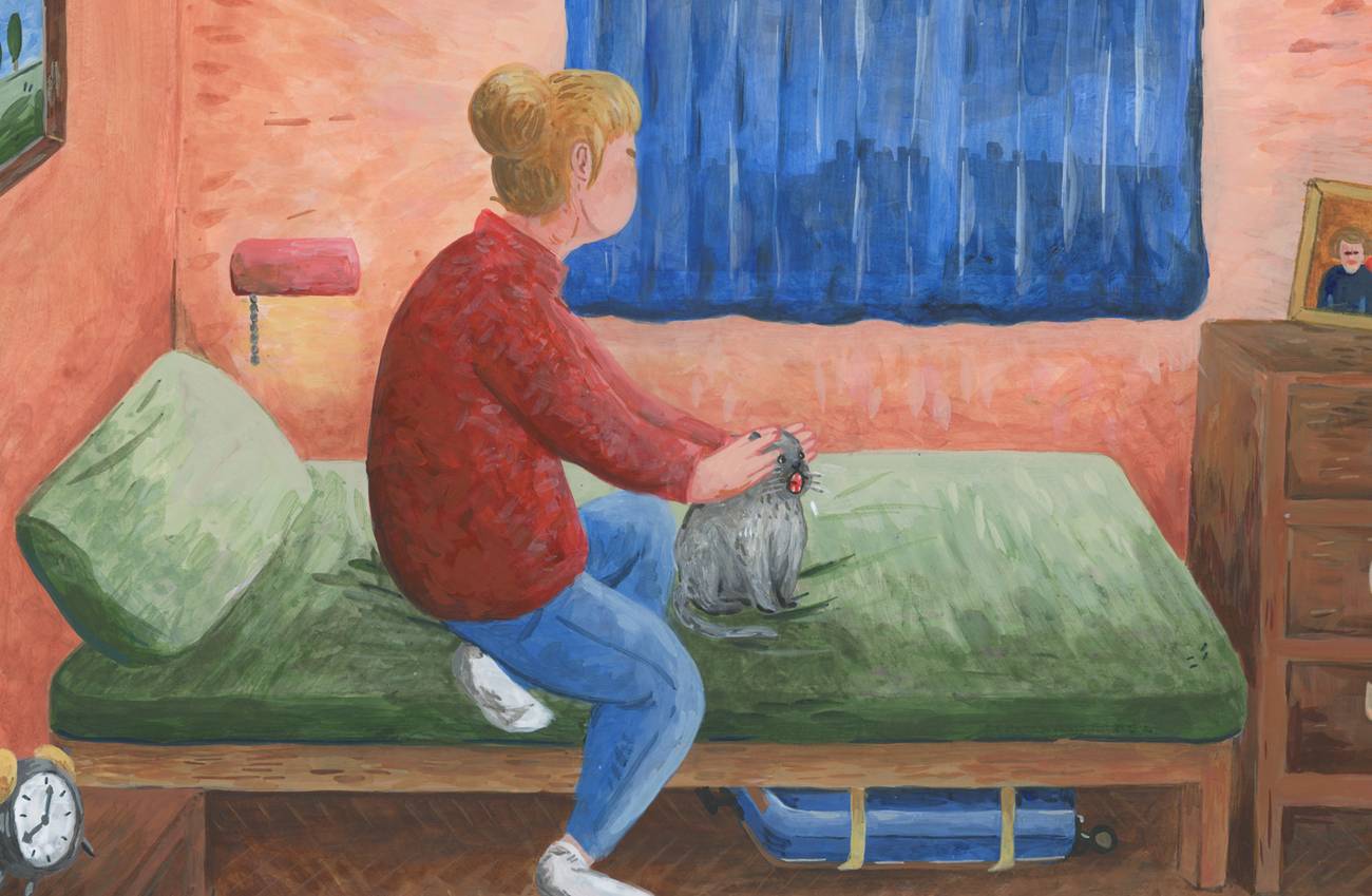 een illustratie van een vrouw op een bed, die de oren van haar kat afdekt