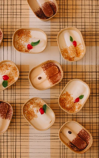 verschillende bakjes tiramisu van boven gezien