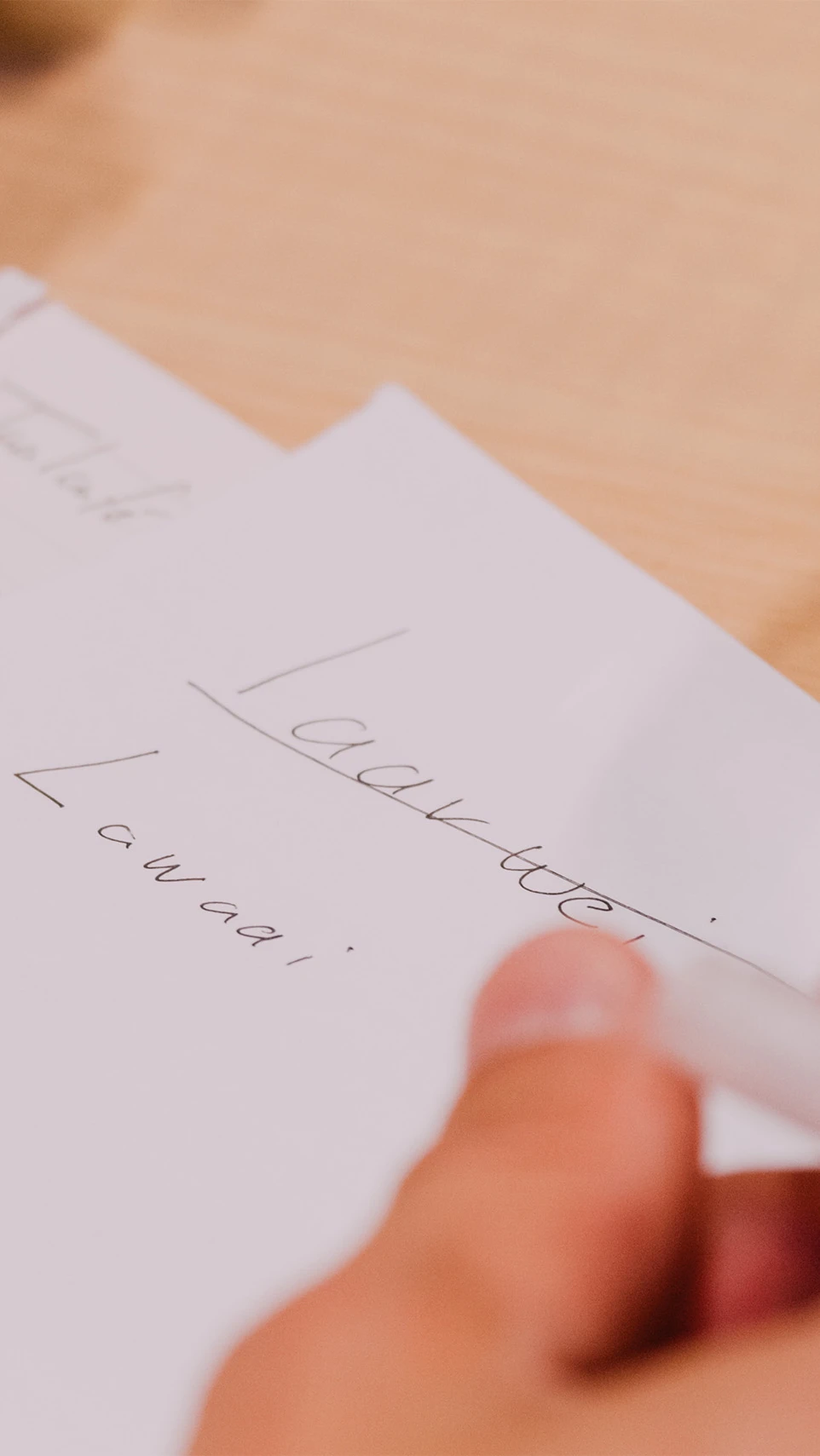 op een wit papiertje is gechreven 'lawaai' en een verkeerde spelling van het woord, doorgestreept