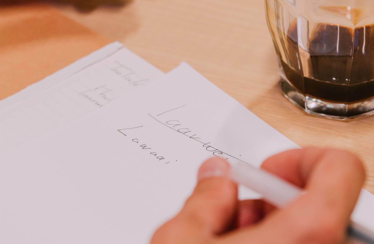 op een wit papiertje is gechreven 'lawaai' en een verkeerde spelling van het woord, doorgestreept