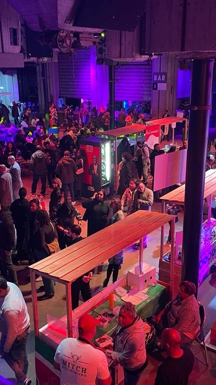 Een voorbeeld van hoe Brasadag eruit kan zien tijdens de Surinaamse onafhankelijkheid: een markt