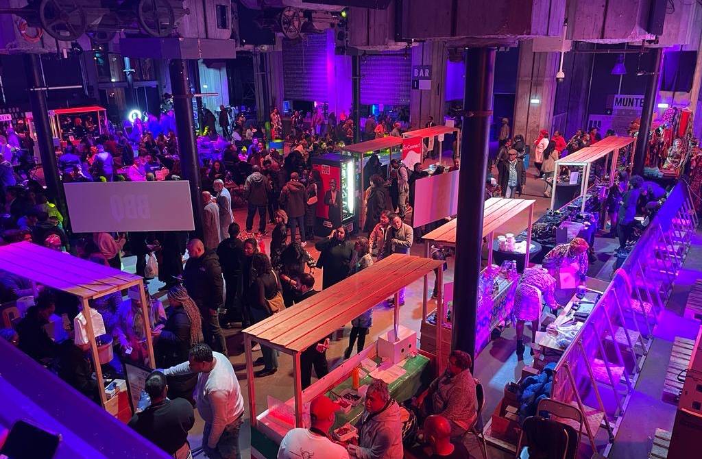 Een voorbeeld van hoe Brasadag eruit kan zien tijdens de Surinaamse onafhankelijkheid: een markt