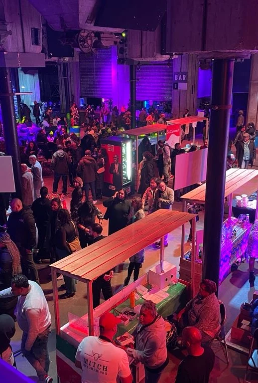 Een voorbeeld van hoe Brasadag eruit kan zien tijdens de Surinaamse onafhankelijkheid: een markt