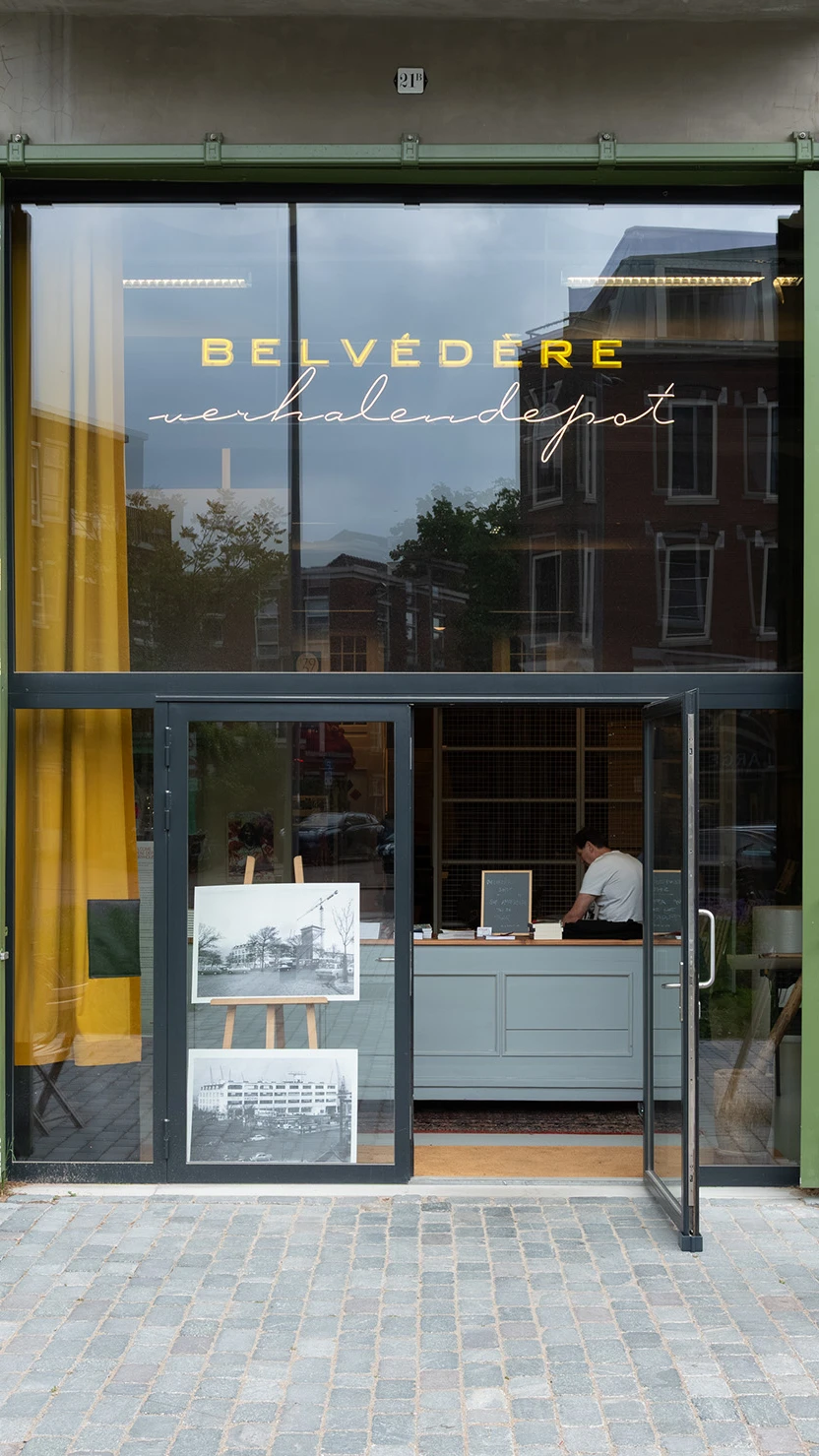 Entree van Verhalenhuis Belvédère met open deuren en zitje voor de ingang.